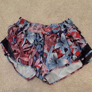 Lululemon hotty hot shorts 2.5 size 6